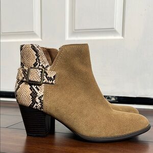 Vionic Women's Naomi Tan Suede Ankle Boots Snake Print size 9 NWOB Preppy